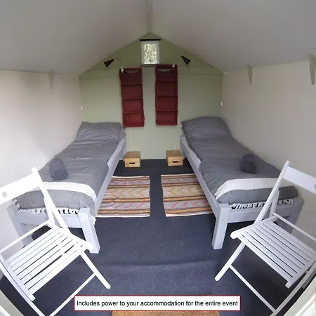 Silverstone Glamping And Pre-Pitched Camping With Intentsgp Room photo
